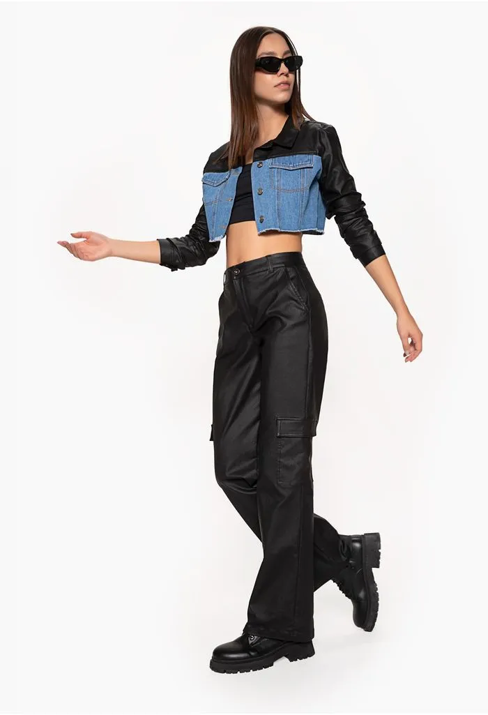 Chaqueta en denim crop con efecto cuero